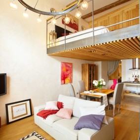 Modern bir dairede ikinci katta yatak odası