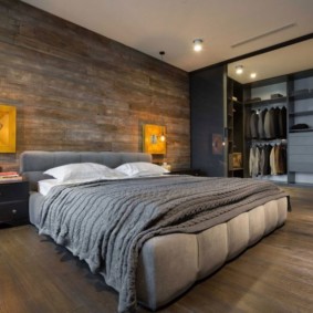 לוחות עץ על קיר חדר השינה