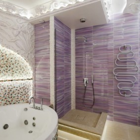 חדר אמבטיה מפואר עם מקלחת