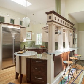 Art Nouveau tarzı mutfakta bar tezgahı