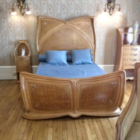 سرير ضخم مصنوع من الخشب الثمين