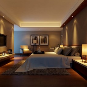 Geniş bir yatak odasında dekoratif aydınlatma