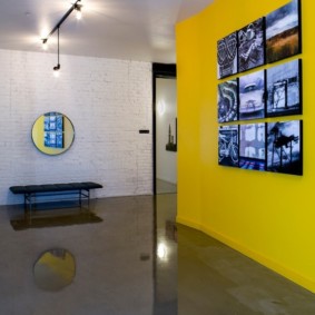 مجموعة من الصور على جدار أصفر