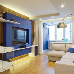 Zili akcenti moderna stila dzīvoklī