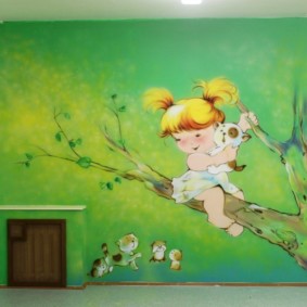 Desen pe peretele unei creșe pentru un copil preșcolar