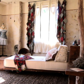 Perdele originale în dormitorul unui apartament din oraș