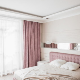 Perdele roz în dormitorul unei fete