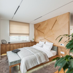 קיר מעץ מעוצב בחדר השינה