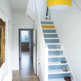 Petit couloir avec escalier en bois
