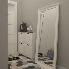 Miroir de sol dans un cadre blanc