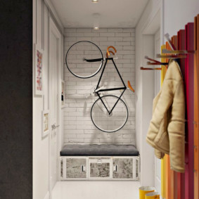 Küçük bir koridorda bisiklet için yer