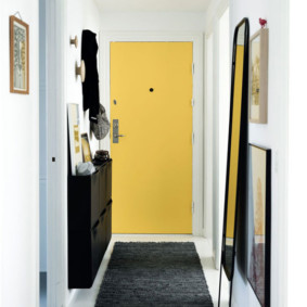 Dar bir koridorun sonunda sarı kapı