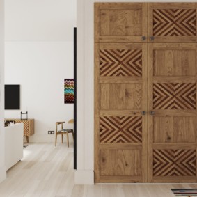 Portes d'armoires en bois dans le couloir