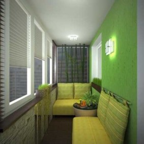 Zaļa siena uz dzīvojamā balkona