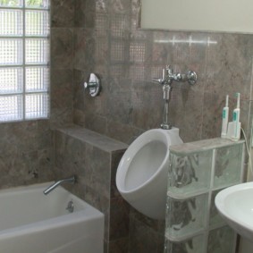 Carrelage gris sur le mur de la salle de bain combinée