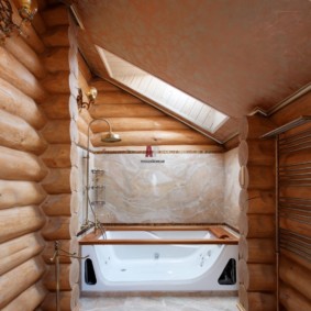 Conception de salle de bain dans une maison en rondins