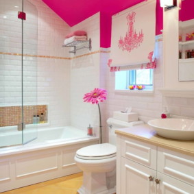 Plafond rose dans la salle de bain