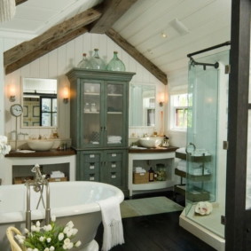 Salle de bain intérieure avec toit à pignon