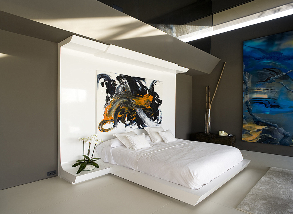 Modernas hi-tech guļamistabas dizains ar gleznām