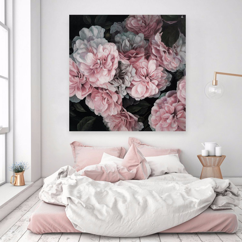 Bir yatak odasında bir resimde Peonies çiçekler