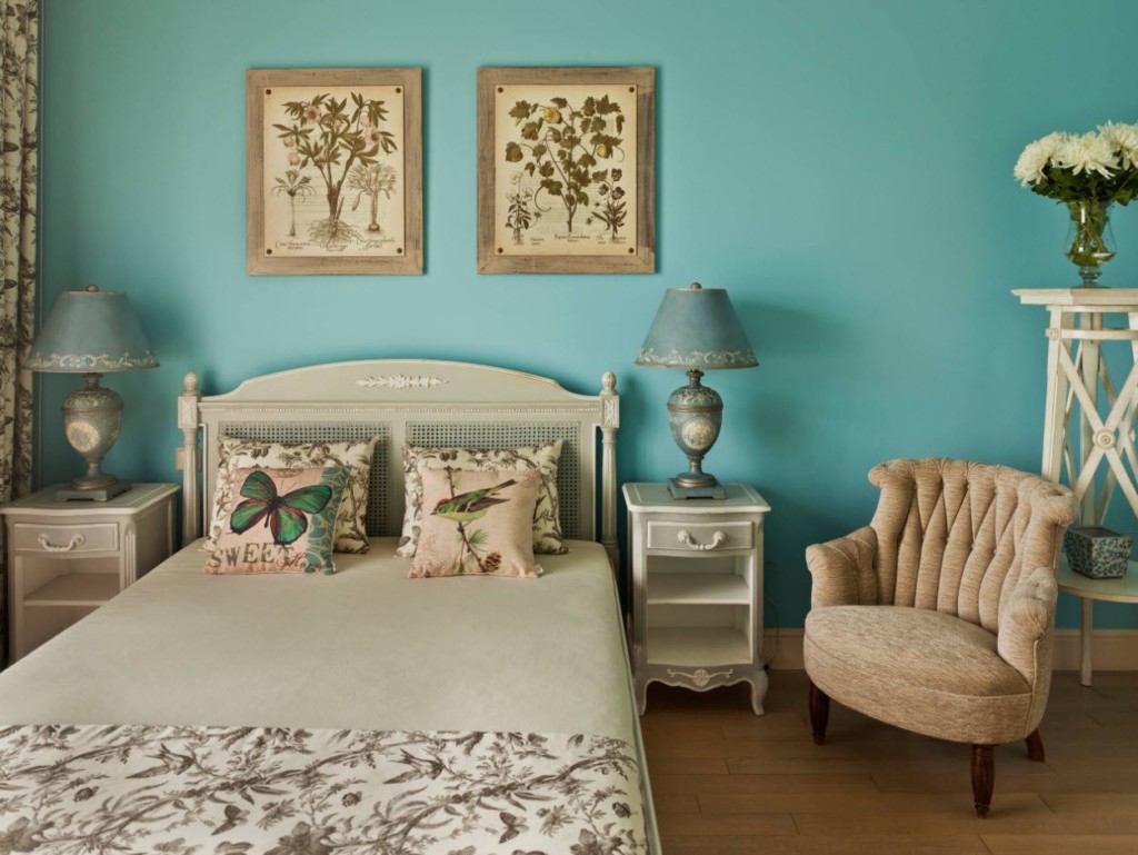 Yatak odasının mavi duvarındaki küçük resimler
