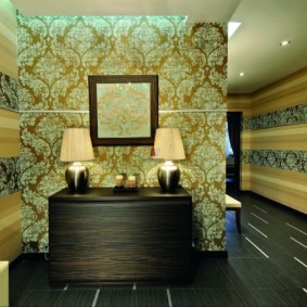 combined wallpaper in the hallway of the apartment decor ideas