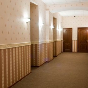 papier peint combiné dans le couloir de la photo intérieure de l'appartement