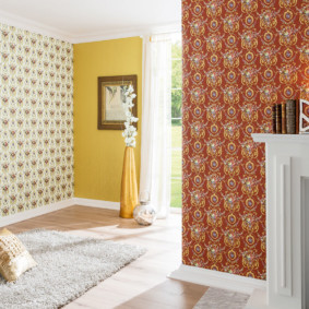 combined wallpaper in the hallway of the apartment interior ideas