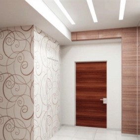 papier peint combiné dans le couloir des types de décoration de l'appartement