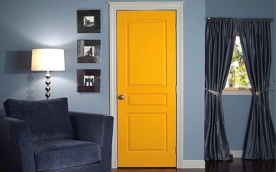 דלת צהובה בהירה בחדר עם וילונות שחורים