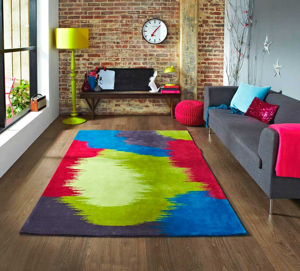 שטיח בהיר מול ספה אפורה בסלון