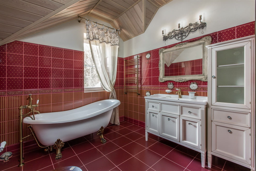 Carrelage rouge à l'intérieur de la salle de bain mansardée