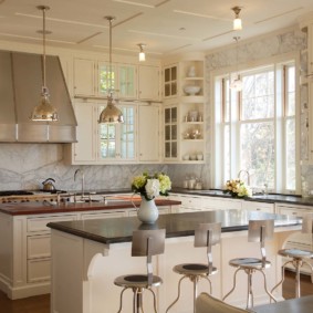 konyha mosogatóval az ablak dekorációval fotó