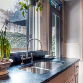 konyha mosogatóval az ablak belső részén