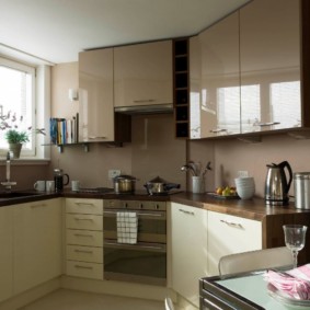 konyha mosogatóval az ablak mellett fotó belső