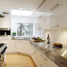 konyha mosogatóval az ablak mellett belső fénykép