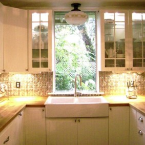 konyha mosogató az ablak mellett ötletek belső