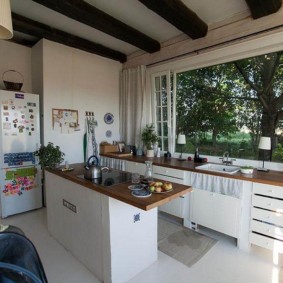 konyha mosogatóval az ablak mellett fotó lehetőségek