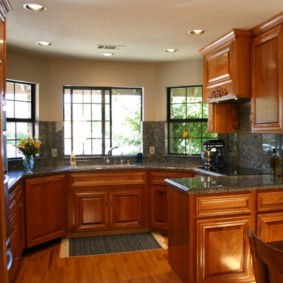 konyha mosogatóval az ablak kialakítása mellett