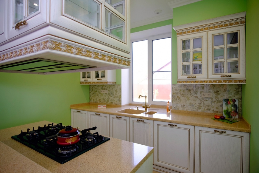 konyha mosogatóval az ablak mellett fotó dekoráció