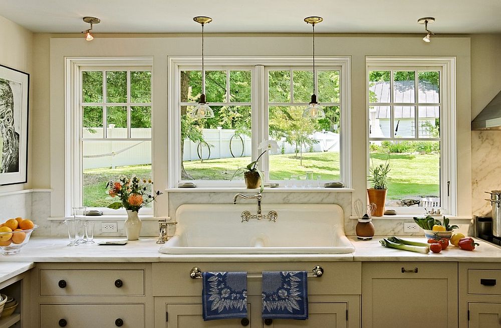konyha mosogatóval az ablak mellett belső fénykép