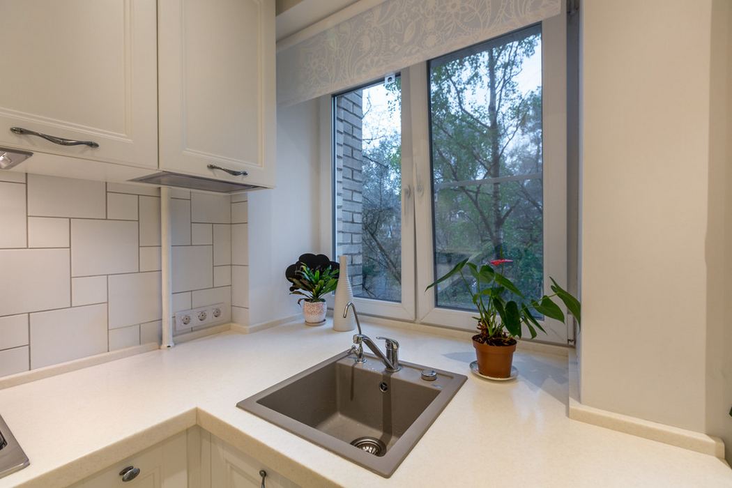 konyha mosogatóval az ablak belső részén
