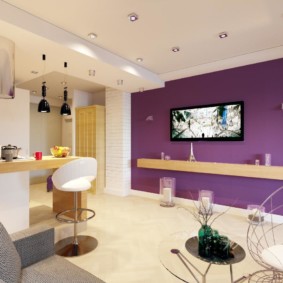 Panneau TV sur le mur violet