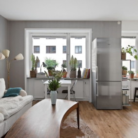 קירות אפורים בהירים בדירת בית פאנל