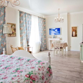 Textile coloré dans un appartement de style provençal