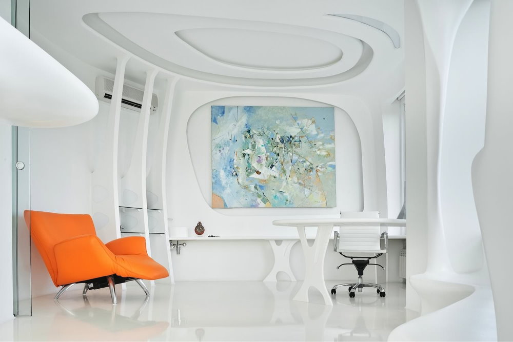 Fauteuil orange dans une salle blanche high-tech