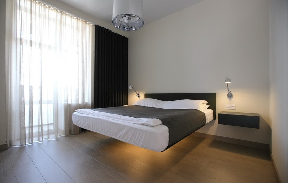 מיטה ללא רגליים בחלק הפנימי של חדר שינה מודרני