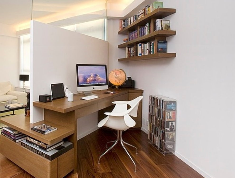 Lieu de travail dans la chambre d'un style minimaliste.