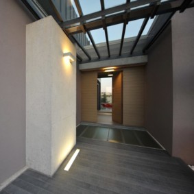 Tavanda bir pencere ile özel bir ev koridor