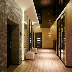 Plafond noir de style minimalisme dans le couloir